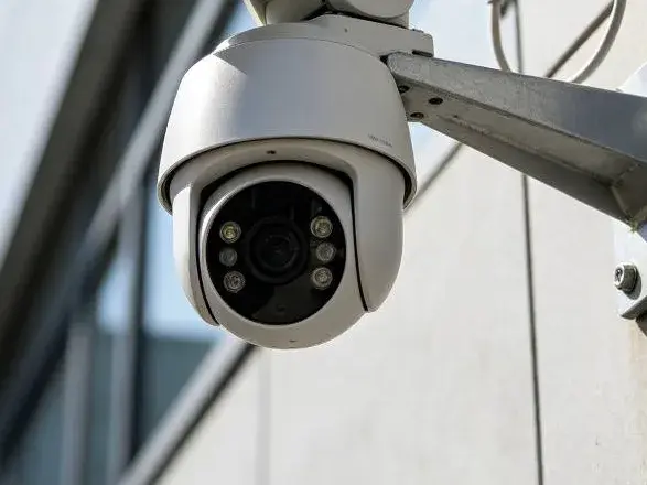Caméra de vidéosurveillance PTZ motorisée installée sur un bâtiment