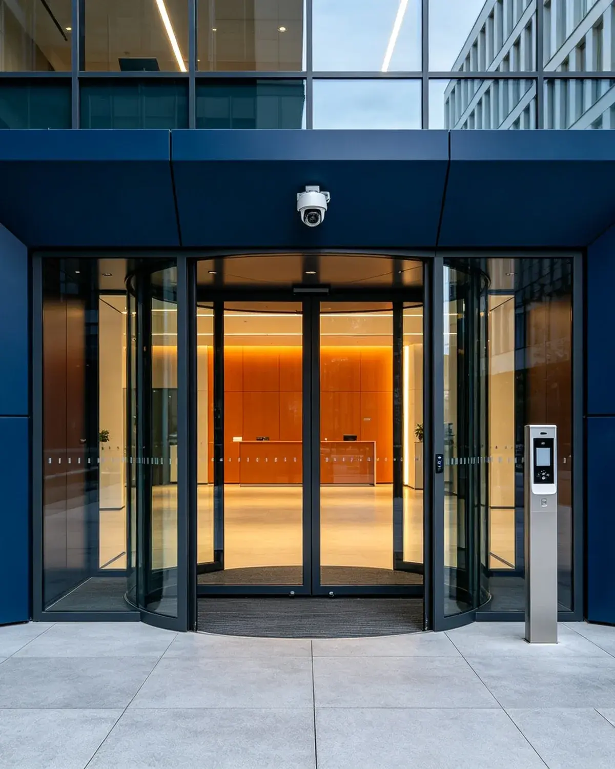 Caméra de vidéosurveillance intégrée à l'entrée d'un bâtiment moderne